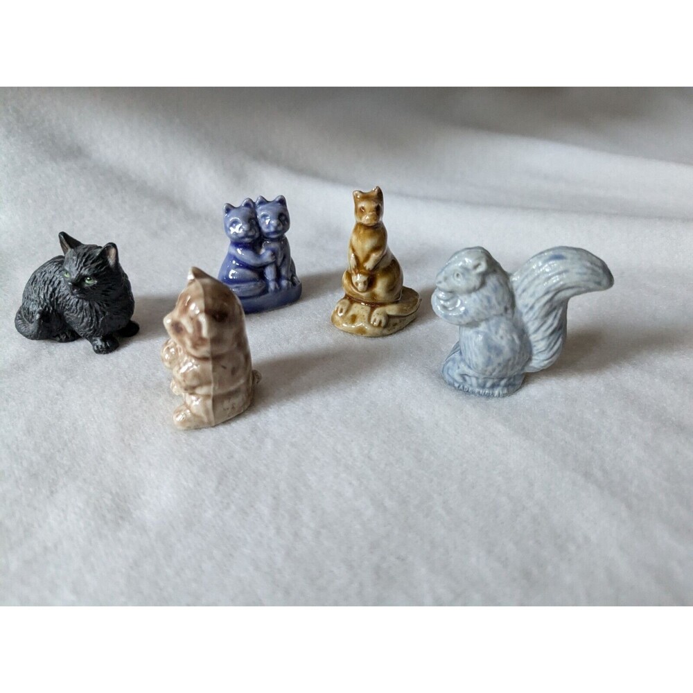 VTG Miniature Figurines,WADE Whimsies  Set of 5, Cats, kangaroo, Squirrel.